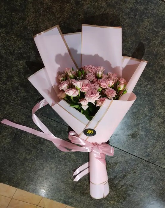 دسته گل رز مینیاتوری طرح صورتی از اطلس گل گل فروشی آنلاین در شیراز