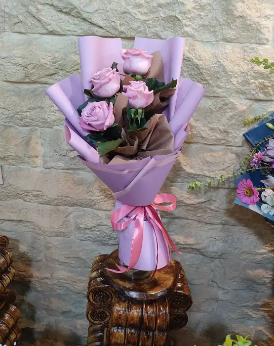 دسته گل مینیمال یک طرفه طرح نازنین از اطلس گل گل فروشی آنلاین شیراز