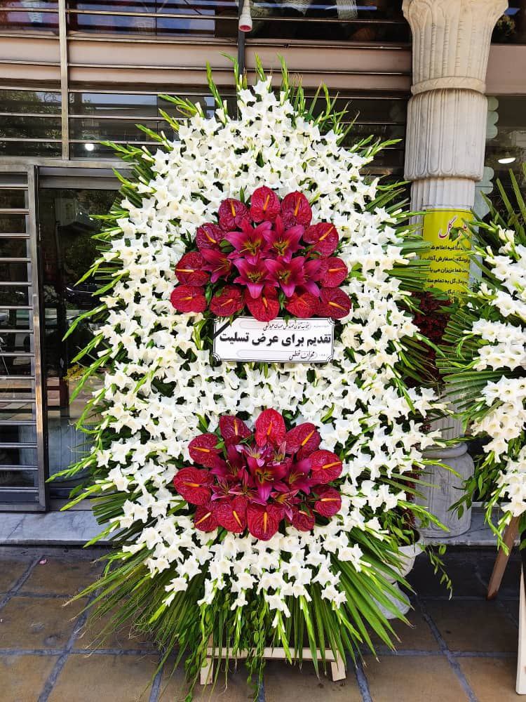 خرید و سفارش آنلاین تاج گل دو طبقه ترحیم و تسلیت طرح نیوشا از اطلس گل در شیراز .