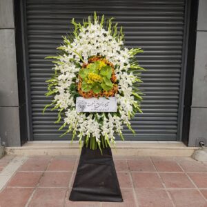 سفارش و خرید تاج گل ترحیم شیراز طرح بهمن از گل فروشی انلاین اطلس گل در شیراز .