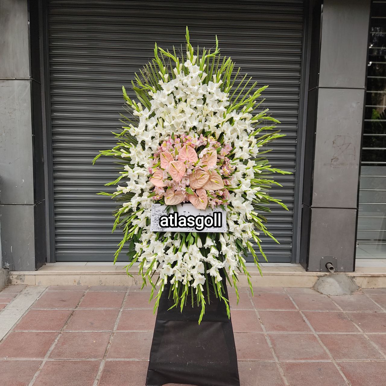 سفارش و خرید آنلاین تاج گل ترحیم و خاکسپاری طرح ایزدپناه از گل فروشی اطلس گل در شیراز زیبا.