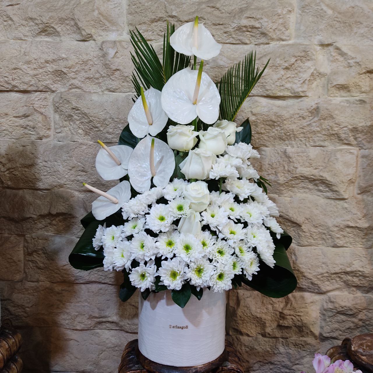 سفارش و خرید آنلاین سبد گل ترحیم و تسلیت طرح باربد از گل فروشی اطلس گل در شیراز زیبا.