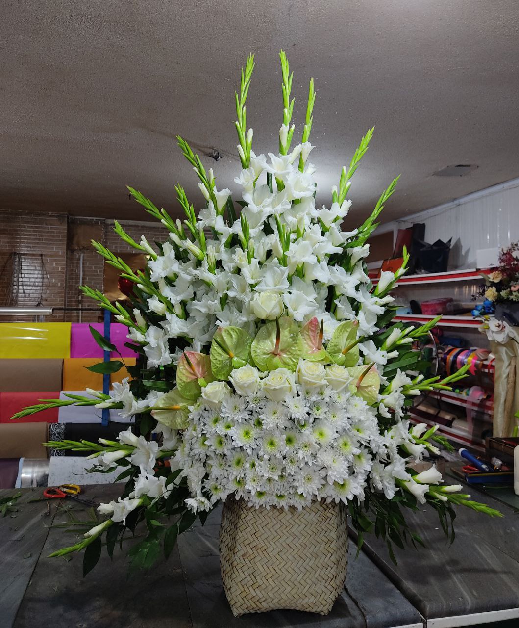 سفارش و خرید آنلاین سبد گل ترحیم و تسلیت طرح چمران از اطلس گل شیراز زیبا.