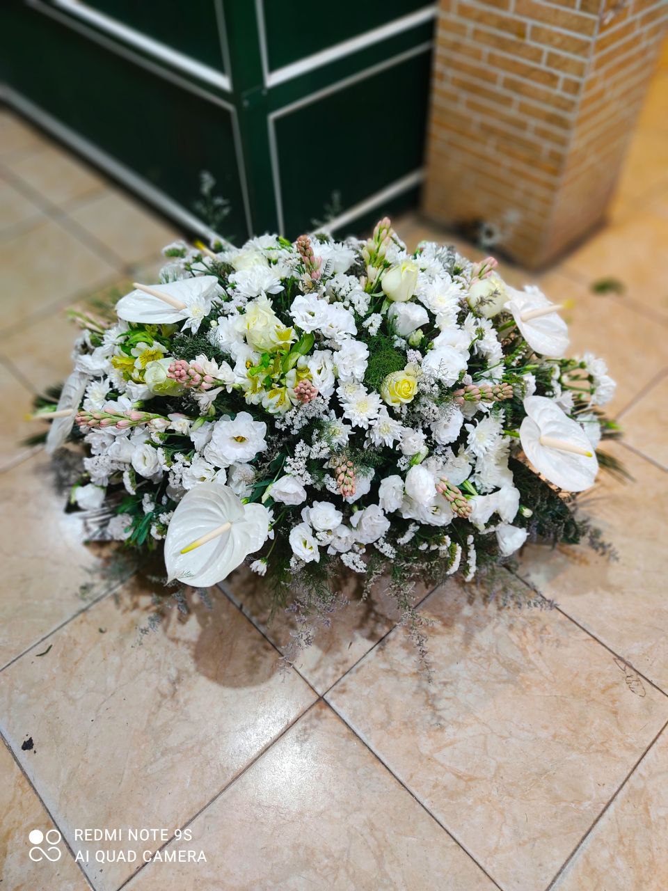 سفارش و خرید آنلاین سبد گل رو میزی ترحیم و تسلیت طرح ویشکا از اطلس گل در شیراز زیبا.