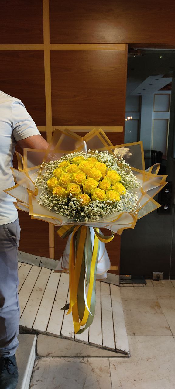 سفارش و خرید آنلاین دسته گل رز آنلاین شیراز طرح خورشید با رز زرد از گلفروشی اطلس در شیراز .