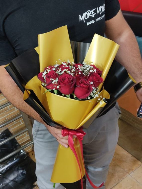 سفارش و خرید آنلاین دسته گل ویژه رز هلندی طرح یاسمین با رز قرمز از اطلس گل در شیراز زیبا.