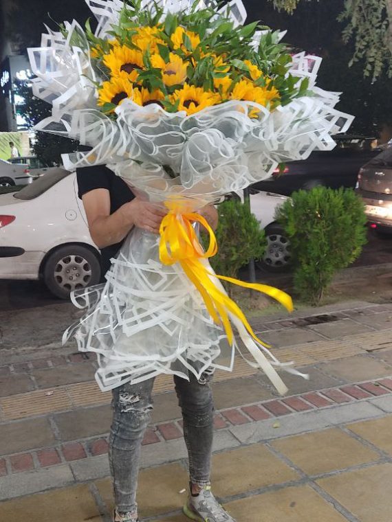سفارش و خرید انلاین دسته گل آفتابگردان طرح فرشته از گل فروشی اطلس گل در شیراز زیبا.
