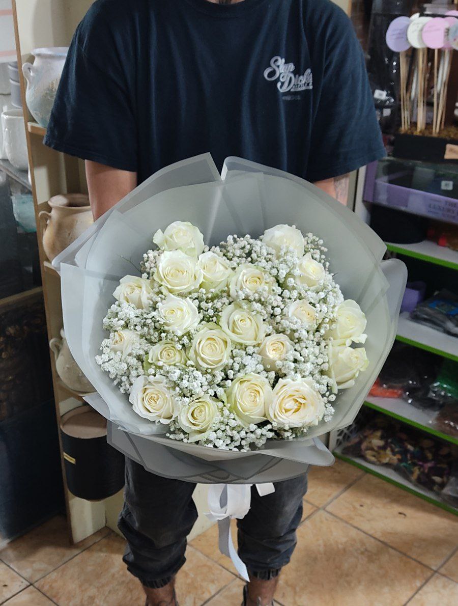 سفارش و خرید انلاین دسته گل رز سفید هلندی طرح سفید برفی از اطلس گل شیراز زیبا.