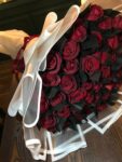 خرید دسته گل گرد رز هلندی طرح منیر از گل فروشی انلاین در شیراز برای ولنتاین.