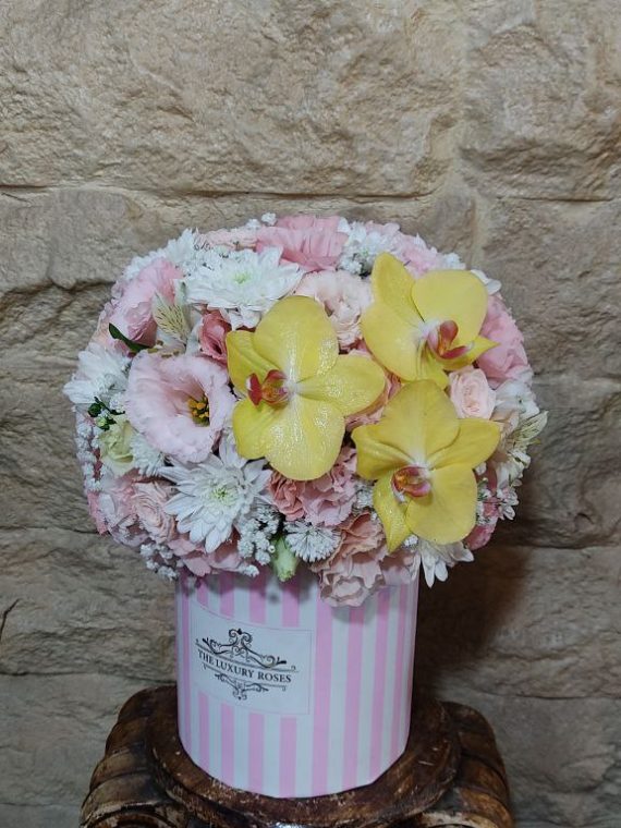 سفارش و خرید آنلاین باکس گل گرد طرح سمیه از اطلس گل گل فروشی در شیراز زیبا.
