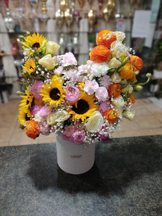 سفارش و خرید آنلاین باکس گل یک‌طرفه طرح رقصا از گلفروشی اطلس گل شیراز زیبا.