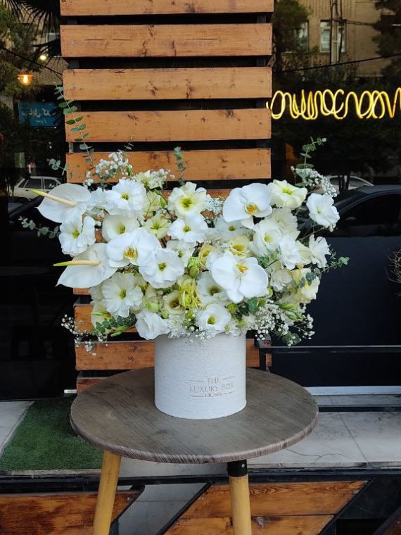 سفارش و خرید اینترنتی باکس گل مناسبت یک‌طرفه طرح سفید‌برفی از اطلس گل شیراز .