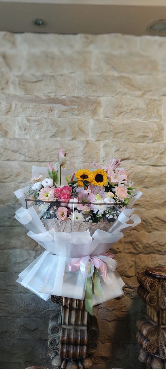 سفارش و خرید باکس گل یک‌طرفه طرح اهورا از اطلس گل در شیراز.