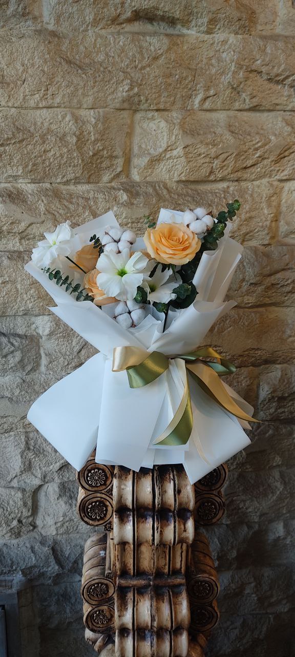 سفارش و خرید آنلاین باکس گل یک‌طرفه طرح عروسک از گلفروشی اطلس گل در شیراز زیبا.