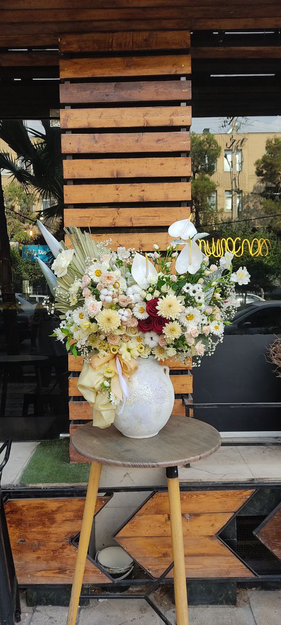 سفارش و خرید آنلاین باکس گل گلدان پتینه طرح تاج‌مهر از اطلس گل در شیراز زیبا.