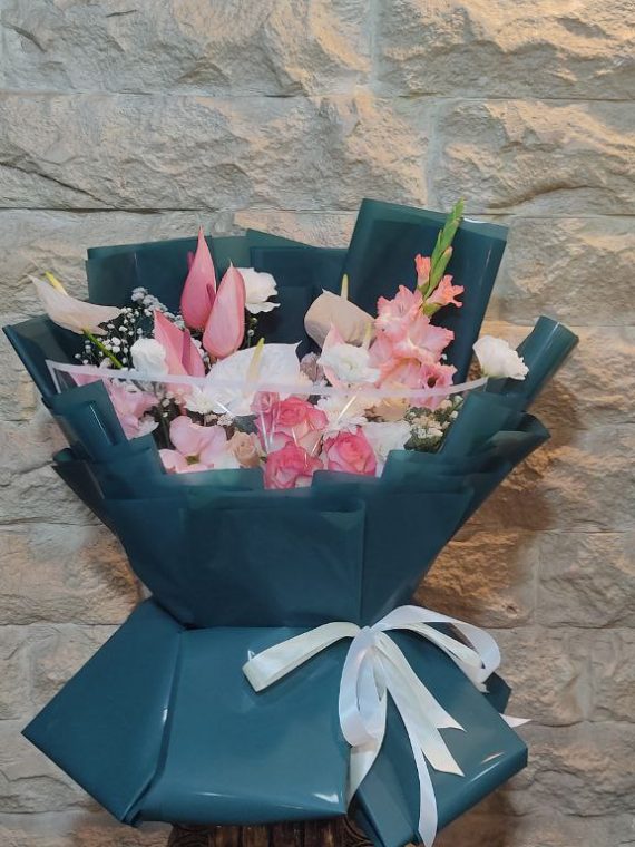 سفارش و خرید آنلاین باکس گل یک‌طرفه طرح یشم از اطلس گل گلفروشی اینترنتی در شیراز زیبا.