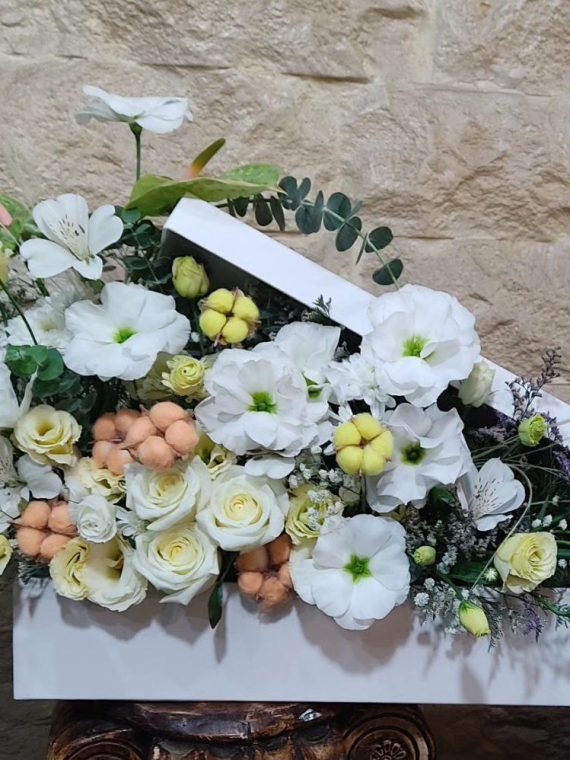 سفارش و خرید آنلاین باکس گل طرح‌دار طرح ایران‌دخت از متنوع ترین گلفروشی در شیراز اطلس گل.