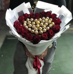 دسته گل رز شکلاتی هدیه گرفته شده در اطلس گل شیراز.