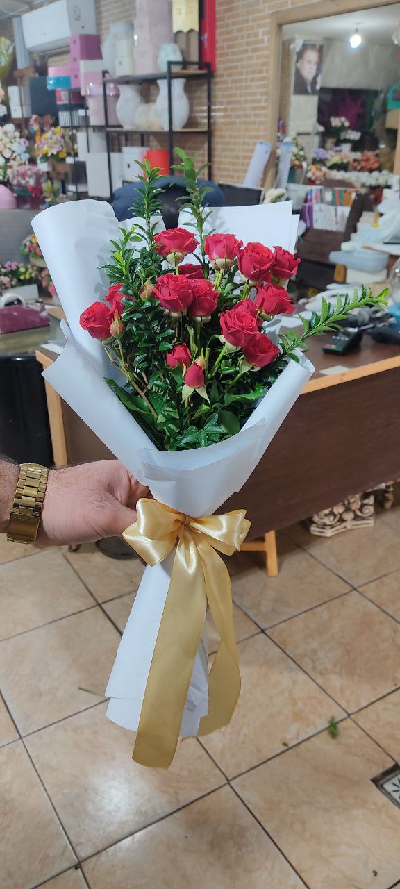 سفارش و خرید آنلاین دسته گل مینیمال یک‌طرفه طرح عارف از متنوع ترین گلفروشی آنلاین در شیراز اطلس گل زیبا.