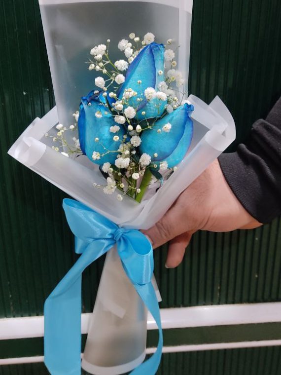 سفارش و خرید آنلاین دسته گل مینیمال رز آبی طرح دریا از گل فروشی اینترنتی اطلس گل در شیراز زیبا.