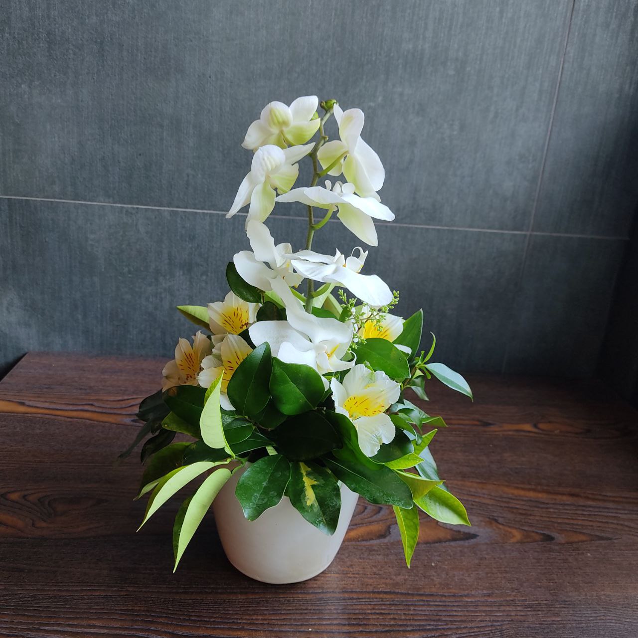 سفارش و خرید آنلاین باکس گل گلدان سرامیک طرح ندا از اطلس گل شیراز .