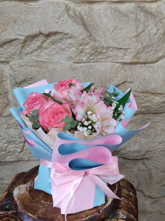 سفارش و خرید آنلاین باکس گل اقتصادی آنلاین طرح مهسا از گلفروشی اطلس گل در شیراز زیبا.