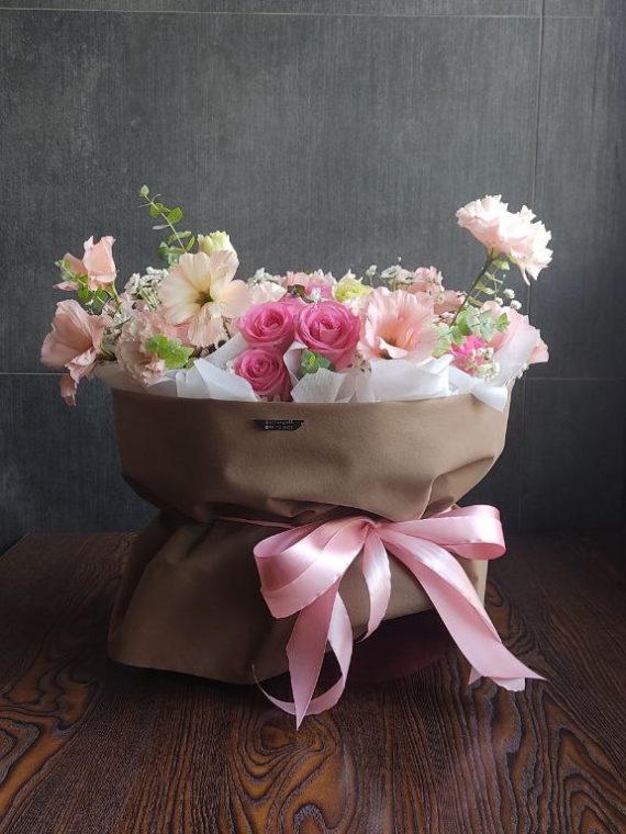 سفارش و خرید آنلاین باکس گل خواستگاری طرح تینا از اطلس گل شیراز زیبا.