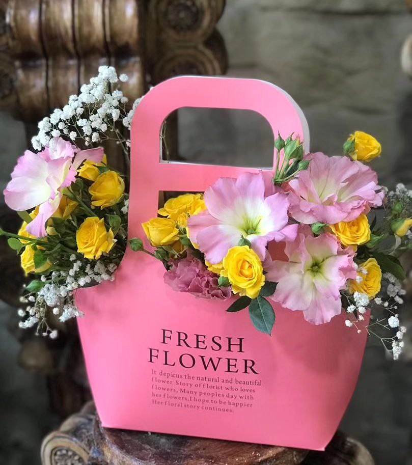 سفارش اینترنتی و خرید آنلاین باکس گل کیفی طرح نسترن از گلفروشی اطلس گل در شیراز زیبا.