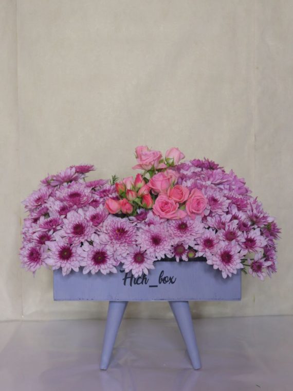 سفارش و خرید آنلاین باکس گل سالگرد ازدواج پایه‌دار طرح پرنیا از اطلس گل در شیراز زیبا.