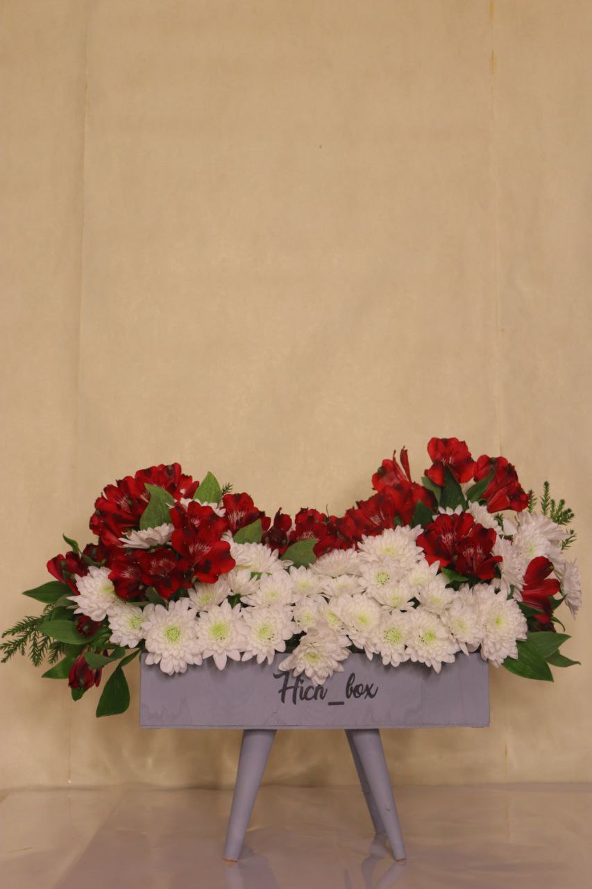 سفارش اینترنتی و خرید آنلاین باکس گل تبریک تولد پایه‌دار طرح تارا از اطلس گل در شیراز.