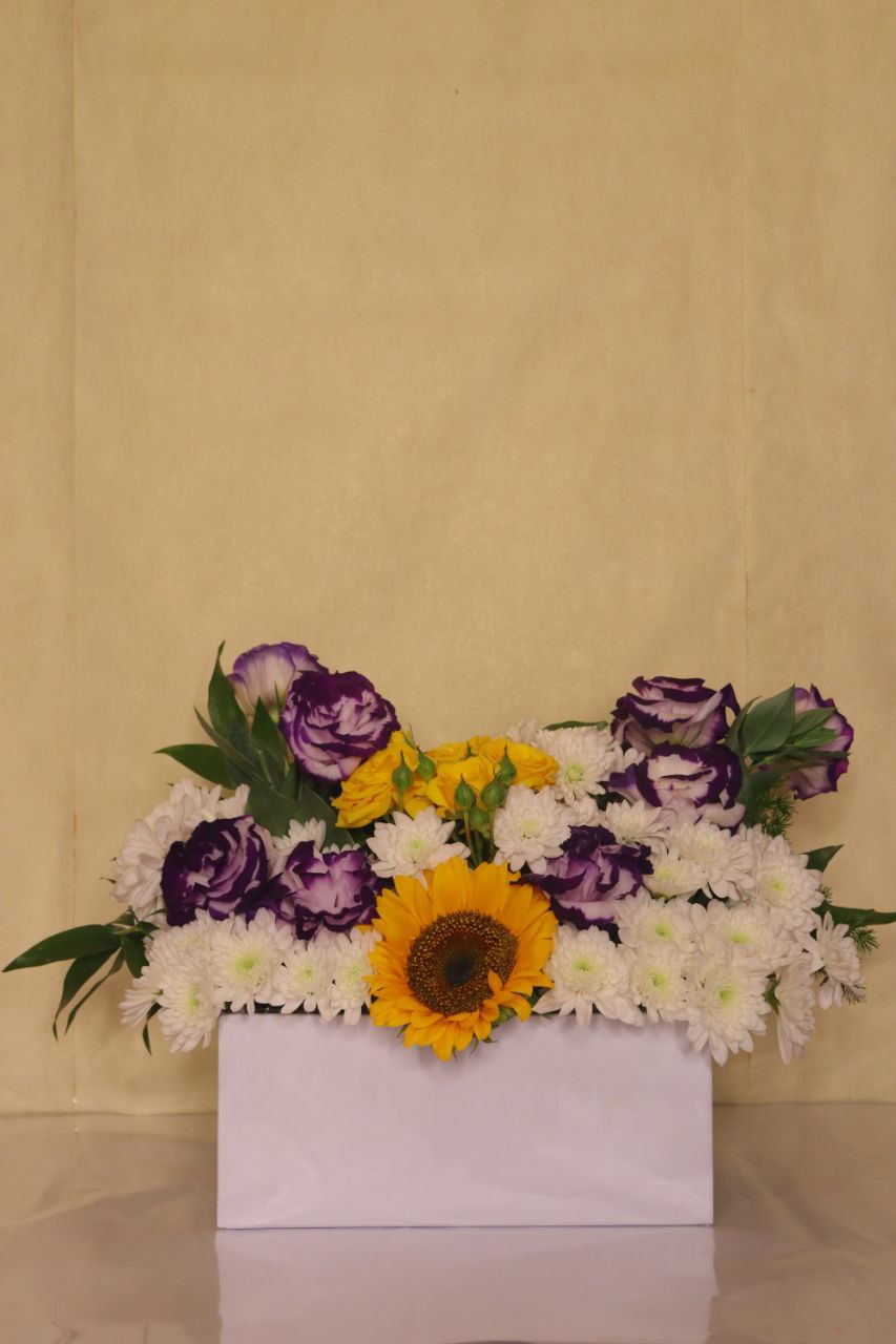 سفارش و خرید باکس گل آفتابگردان طرح پروین از گلفروشی آنلاین اطلس گل در شیراز.