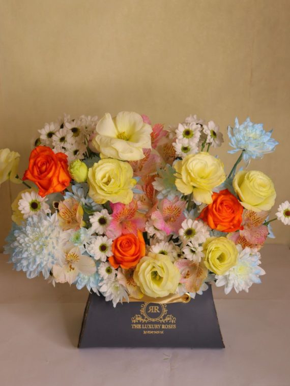 سفارش اینترنتی و خرید آنلاین باکس گل ویژه تبریک و مناسبتی طرح پگاه از اطلس گل در شیراز زیبا.