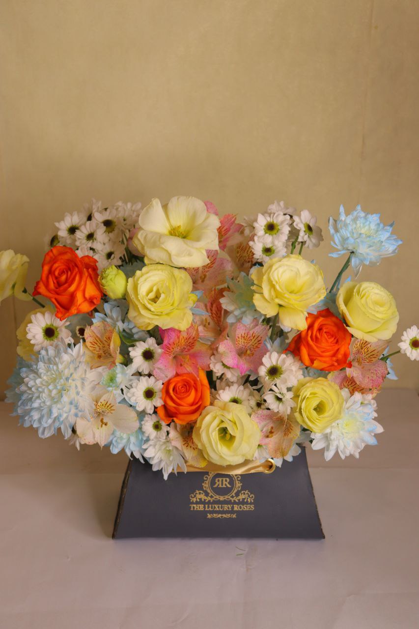 سفارش اینترنتی و خرید آنلاین باکس گل ویژه تبریک و مناسبتی طرح پگاه از اطلس گل در شیراز زیبا.