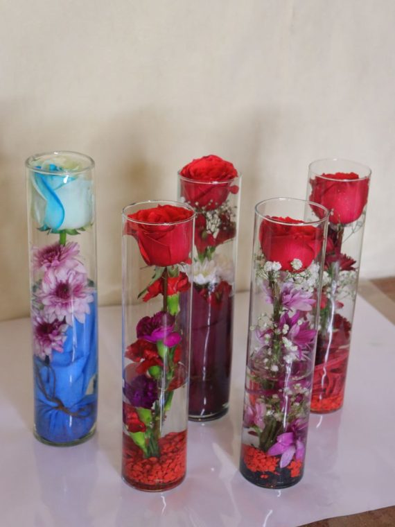 سفارش و خرید آنلاین جام های شیشه‌ای تک شاخه گل‌های فصلی طرح دلدار از گلفرویش آنلاین اطلس گل.