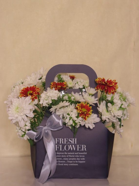 سفارش اینترنتی و خرید آنلاین باکس گل مناسبتی کیفی طرح ملینا از گلفروشی آنلاین اطلس گل در شیراز زیبا.