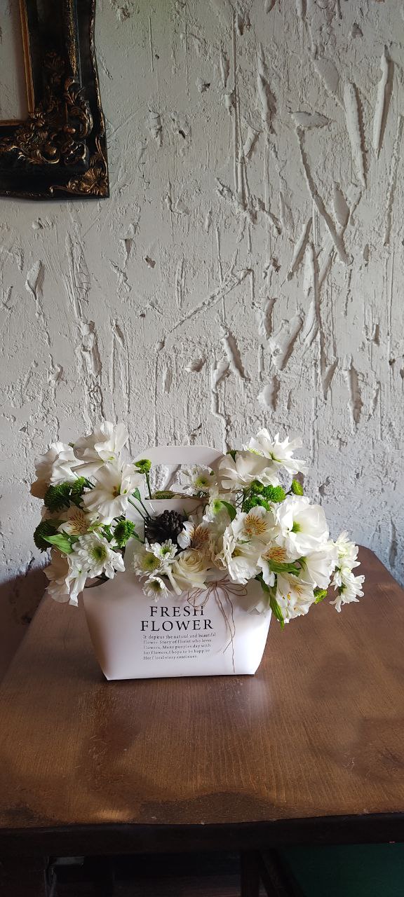سفارش اینترنتی و خرید آنلاین باکس گل مناسبتی طرح فرانک از گلفروشی اطلس گل شیراز.