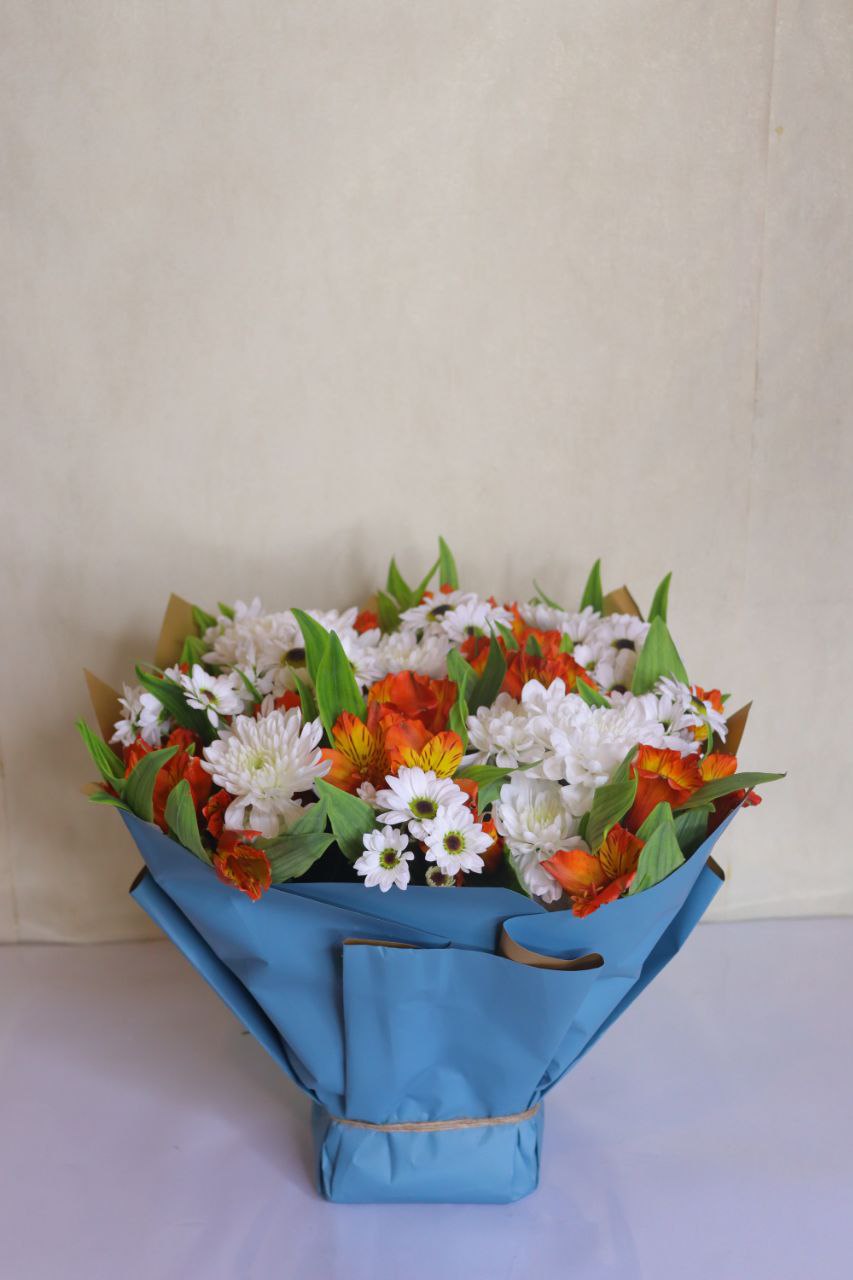 سفارش و خرید آنلاین باکس گل فلاوربگی طرح شاد از گلفروشی اطلس گل در شیراز.
