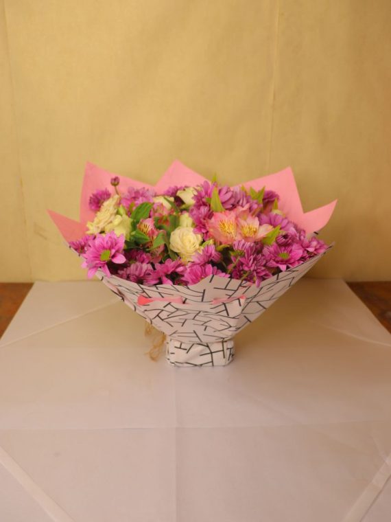 سفارش آنلاین فلاور باکس طرح نیلوفر از گلفروشی اطلس گل در شیراز با خرید آسان اینترنتی باکس گل.