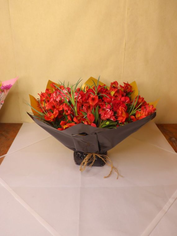 سفارش آنلاین و خرید باکس گل آنلاین طرح ساناز از گلفروشی اینترنتی شیراز اطلس گل.