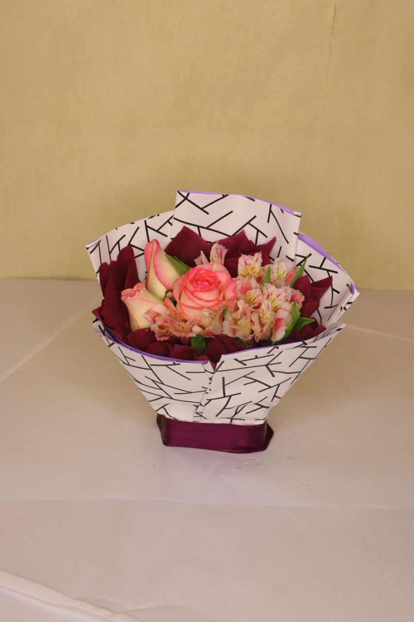سفارش و خرید باکس گل آنلاین شیراز طرح کیانا از گلفروشی آنلاین در شیراز اطلس گل زیبا.