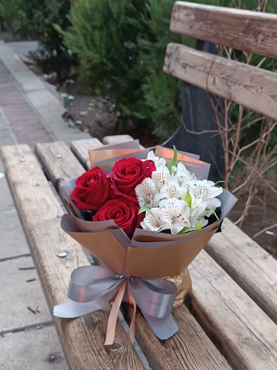 سفارش و خرید آنلاین باکس گل تولد فلاوربگ طرح سوسن از گلفروشی اطلس گل در شیراز.
