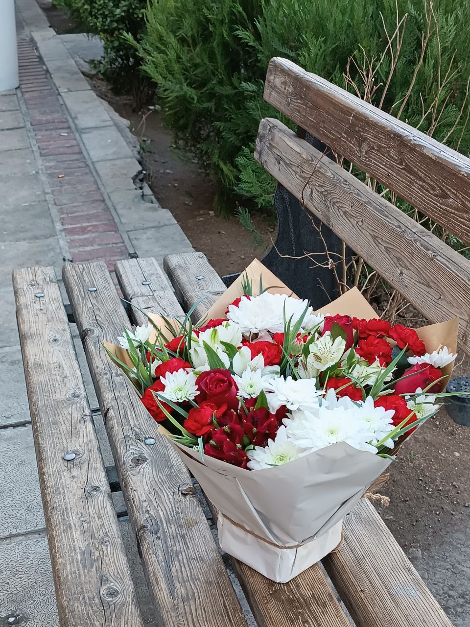 سفارش و خرید آنلاین باکس گل مناسبتی طرح سمیرا از گلفروشی آنلاین شیراز اطلس گل.