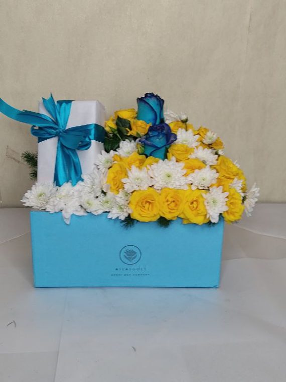 سفارش اینترنتی و خرید باکس گل و کادو تبریک طرح مرجان از گلفروشی آنلاین در شیراز اطلس گل.