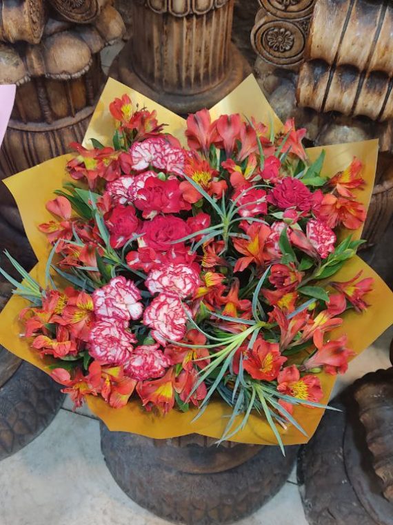 سفارش و خرید فلاور باکس تبریک طرح توران از گلفروشی آنلاین در شیراز اطلس گل زیبا.