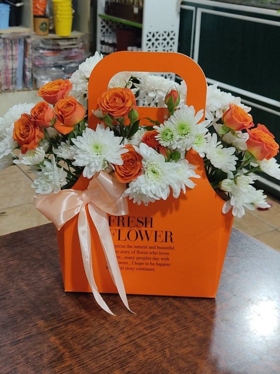 سفارش و خرید آنلاین فلاور بگ کیفی طرح تینا از گلفروشی آنلاین شیراز اطلس گل زیبا.