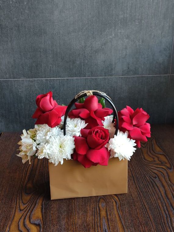 سفارش اینترنتی و خرید آنلاین باکس گل خواستگاری طرح ملینا از گلفروشی اطلس گل در شیراز زیبا.