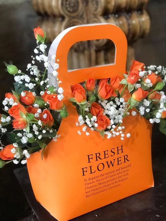 سفارش و خرید آنلاین باکس گل کیفی خاص طرح دلنیا از گلفروشی اینترنتی اطلس گل در شیراز زیبا با بهترین طراحی.