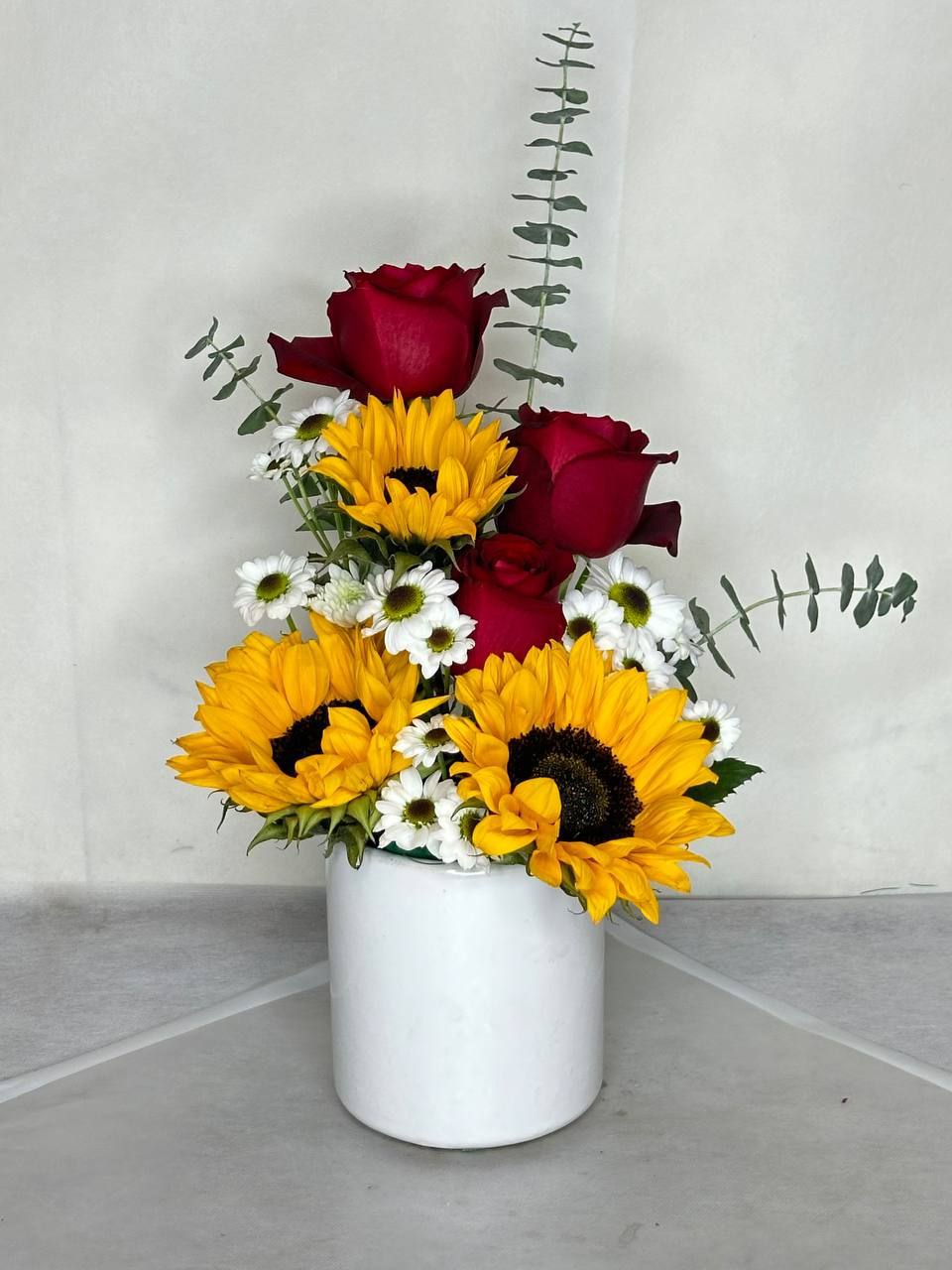 سفارش اینترنتی و خرید آنلاین باکس گل مناسبتی طرح افروز از اطلس گل شیراز متنوع ترین گلفروشی آنلاین کشور.