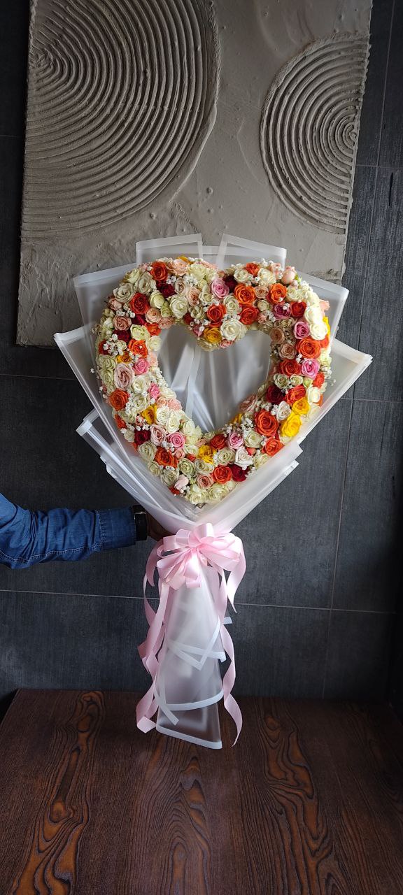 سفارش اینترنتی و خرید آنلاین دسته گل تولد و خواستگاری قلبی طرح مینو از متنوع ترین گلفروشی آنلاین یعنی اطلس گل شیراز زیبا با گل رز مینیاتوری .
