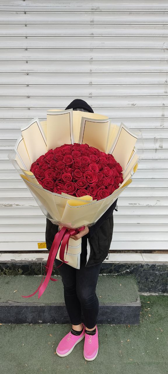 سفارش اینترنتی و خرید آنلاین دسته گل رز ولنتاین طرح مهوش از گلفروشی اطلس گل در شیراز زیبا با بهترین گل رز قرمز هلندی 70 شاخه رز ممتاز.